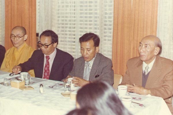 Secretary Takla Phuntsog Tashi on his 1974 visit to Taiwan. Left to right: Gelek Rinpoche, Sakya Dagchen Rinpoche, Takla Phuntsog Tashi, and Kalon Yuthok Tashi Dhondup.