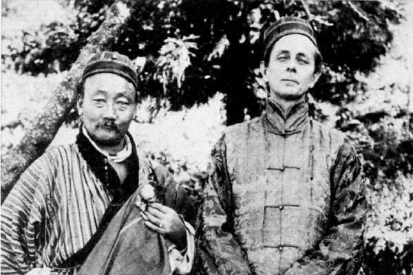 Kazi Dawa Samdup and Walter Evans-Wentz, photographed circa 1919.
