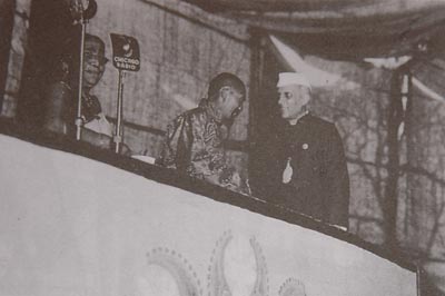 A leader of the Tibetan delegation to the Asian Conference meeting the Indian Prime Minister Jawaharlal Nehru, as Sarojini Naidu looks on, 24 March 1947.