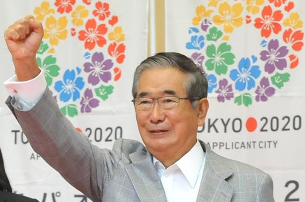 Shintaro Ishihara, governor of Tokyo, raises his hand during a photo session at a press conference in Tokyo on 24 May 2012.