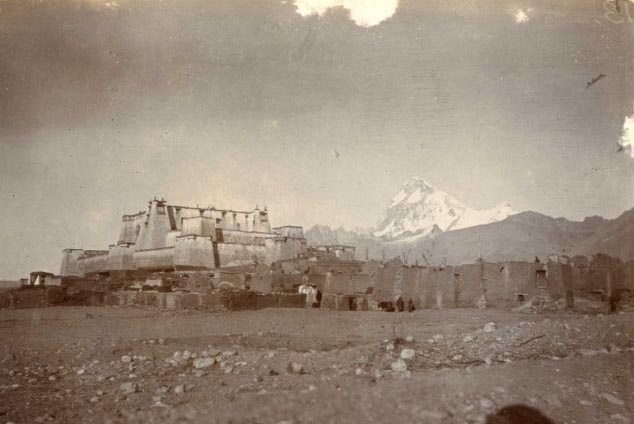 The invading British forces set up camp near Everest on their journey to