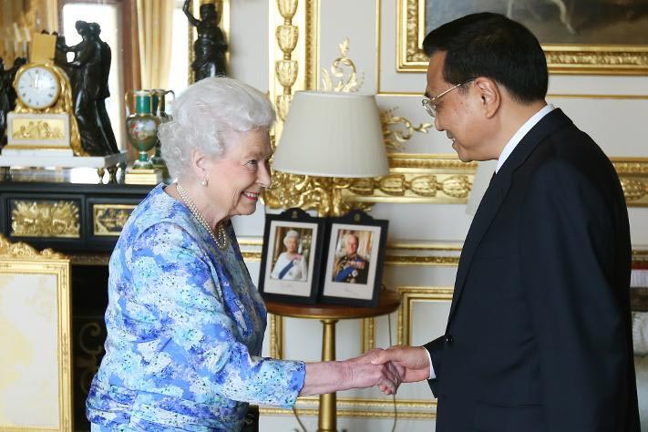 Britain's Queen Elizabeth II (L) meets Chinese Premier Li Keqiang at Windsor Castle in Windsor, west of London.
