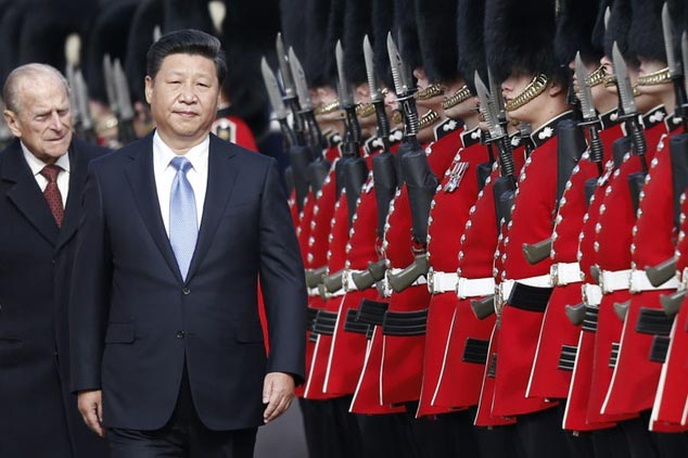 Chinese President Xi Jinping (2L) and Britain's Prince Philip (L) inspect the guard of honour on Horse Guards Parade in central London on 20 October 2015, the first day of a state visit.