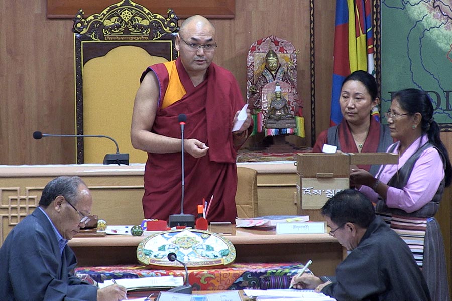 Speaker of the Tibetan Parliament-in-exile Khenpo Sonam Tenphel reading the result of the voting out of Dhardon Sharling from becoming a minister by members of the Parliament, on 24 September 2016.
