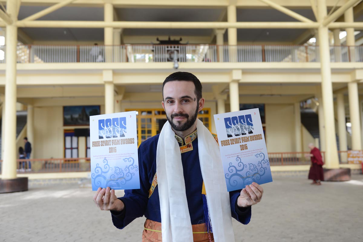 Spanish filmmaker Julián Quintanilla, director of 'The Whole World', poses with his two Free Spirit Film Festival awards at Tsuglakhang on 4 November 2016.
