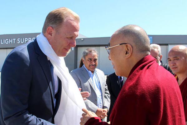 Mayor Kevin Faulconer greeted the Dalai Lama after he arrived in San Diego, US, on 15 June 2017.