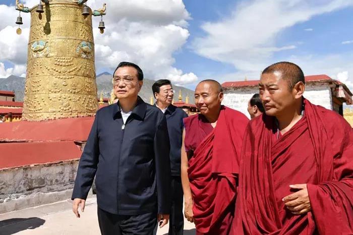Chinese Premier Li Keqiang met Buddhist leaders at Jokhang Temple in Lhasa on 26 July 2018.