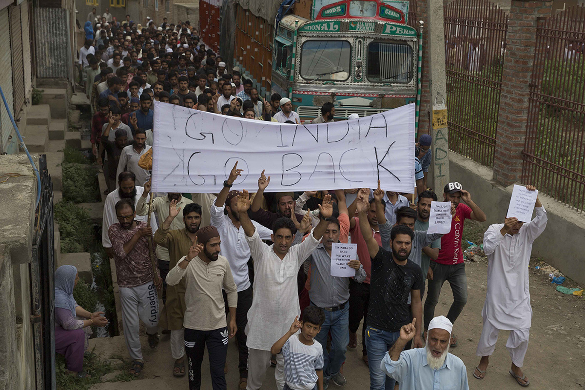 Indian authorities begin easing clampdown in Kashmir .:. Tibet Sun1200 x 800