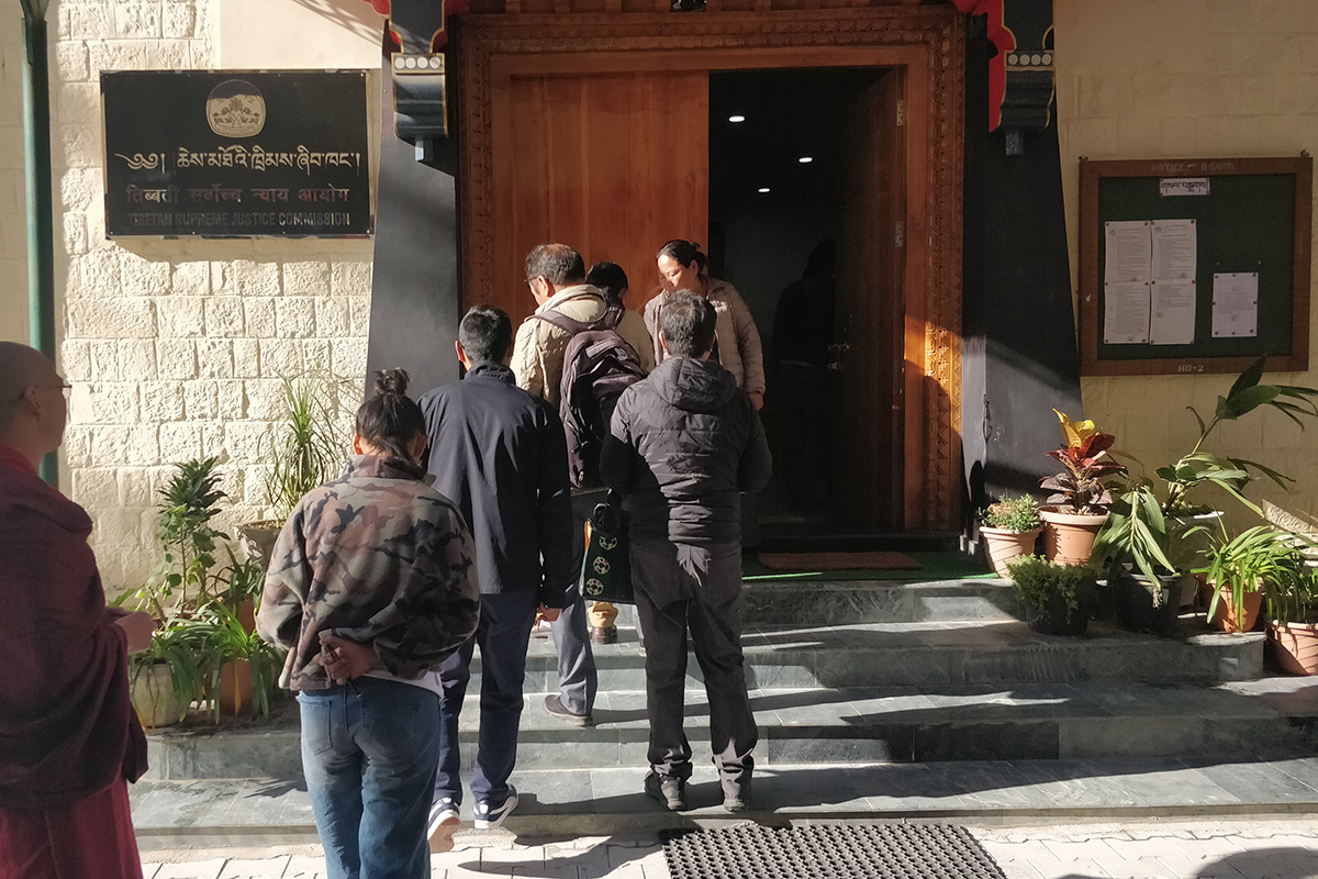 Journalists and observers enter the Tibetan Supreme Justice Commission for the contempt hearing of CTA Cabinet lawyer Lobsang Dakpa on 6 December 2019.