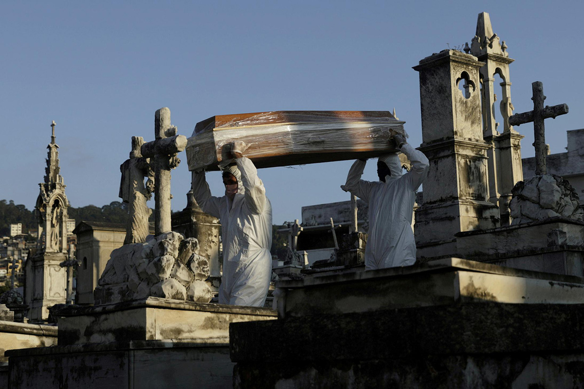 Gravediggers carry the coffin of Antonia Rodrigues during her funeral who passed away from the coronavirus disease (COVID-19), in Rio de Janeiro, Brazil, on 18 May 2020.