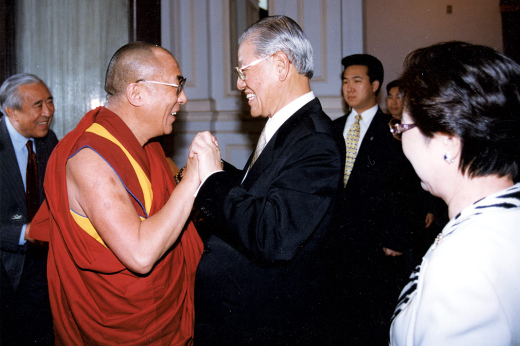 Tibetan spiritual and political  leader the Dalai Lama with Taiwanese President Lee Teng-hui in Taipei, Taiwan, on 27 March 1997.